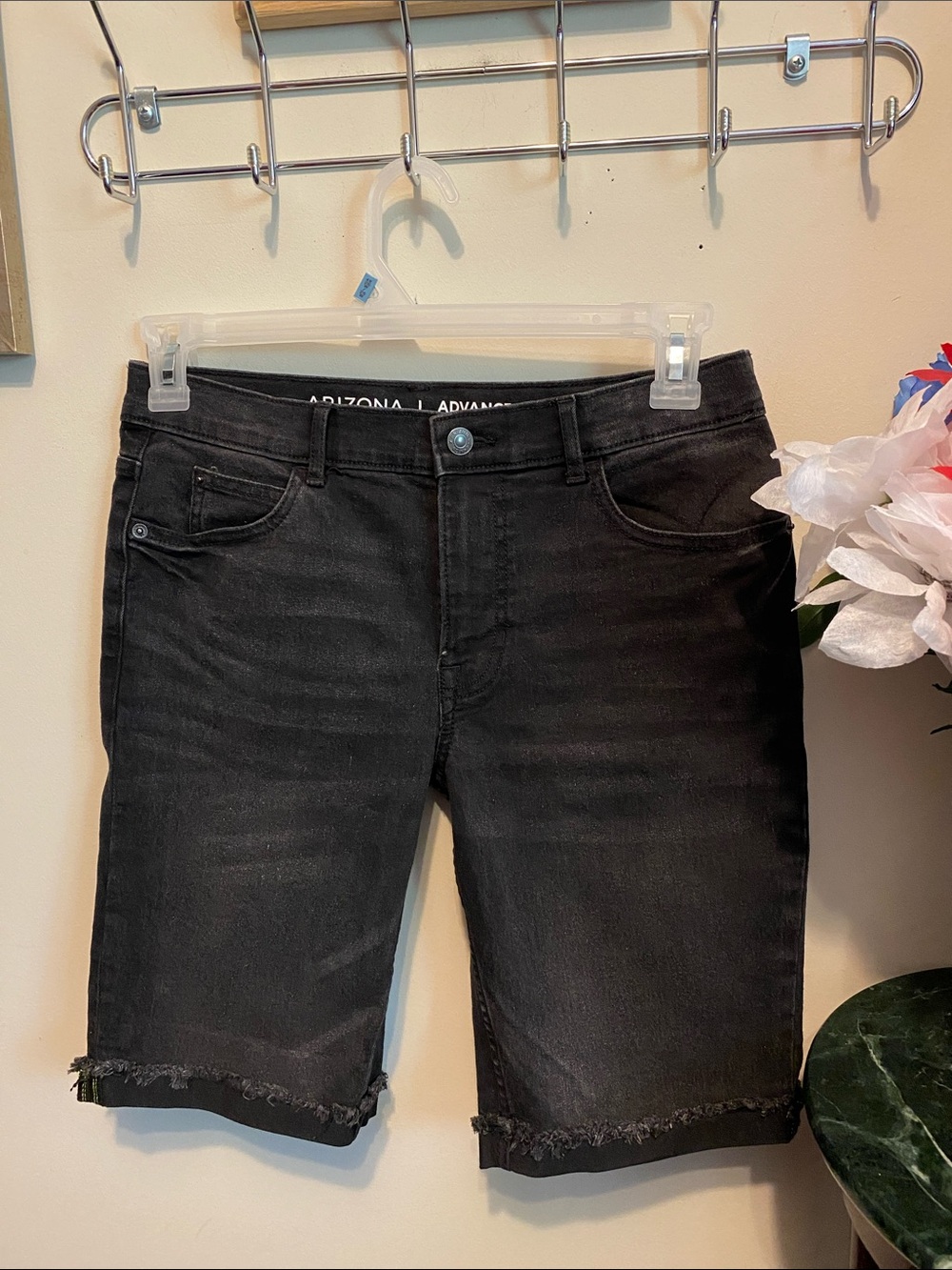 Women’s Arizona Jean Company Black Jean Shorts 5 Pocket Style w/Frayed Hem Sz 18